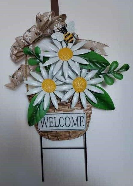 Yard stake daisy welcome